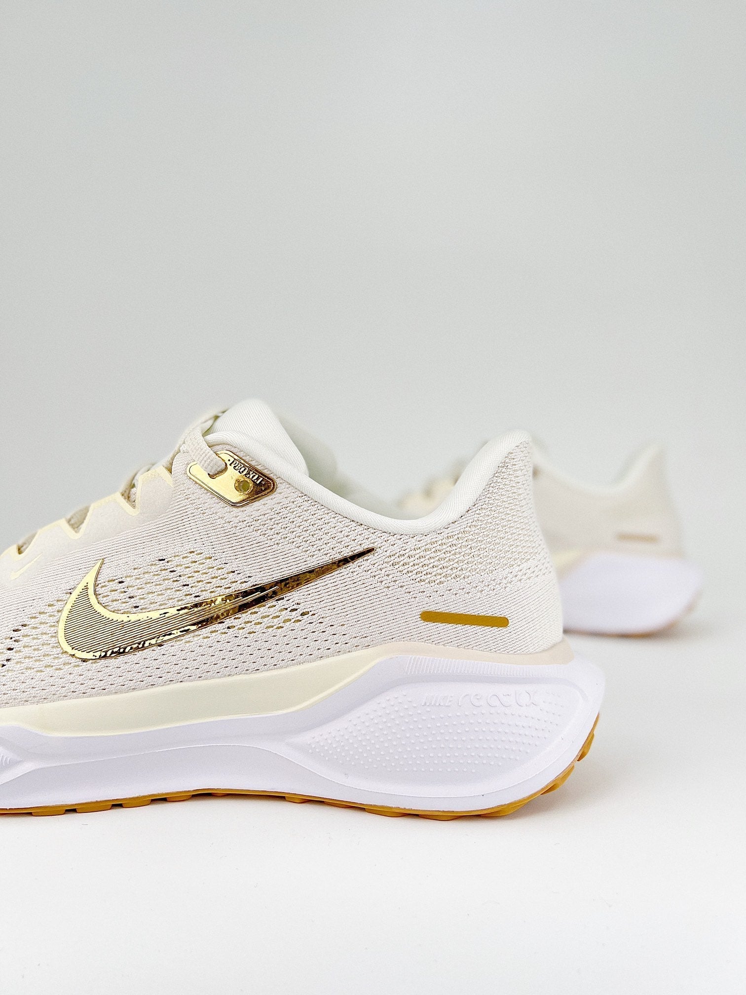 Nike Pegasus 41 - Branco/Dourado