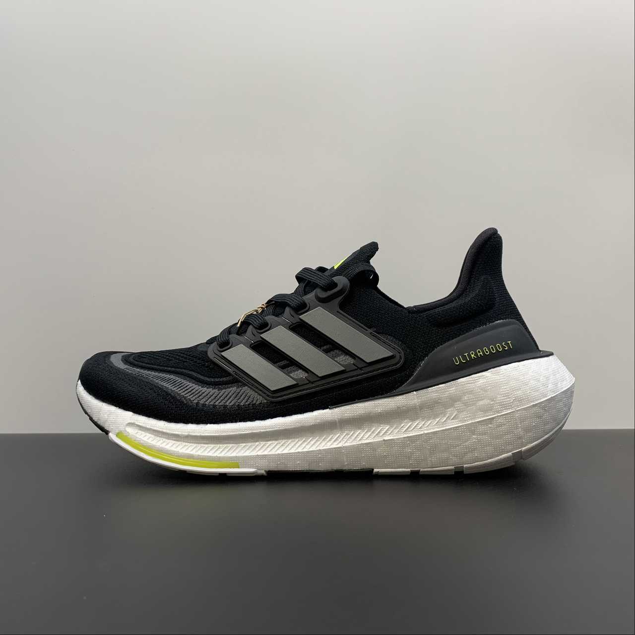 Adidas Ultraboost Light 23 - Preto/Branco/Verde