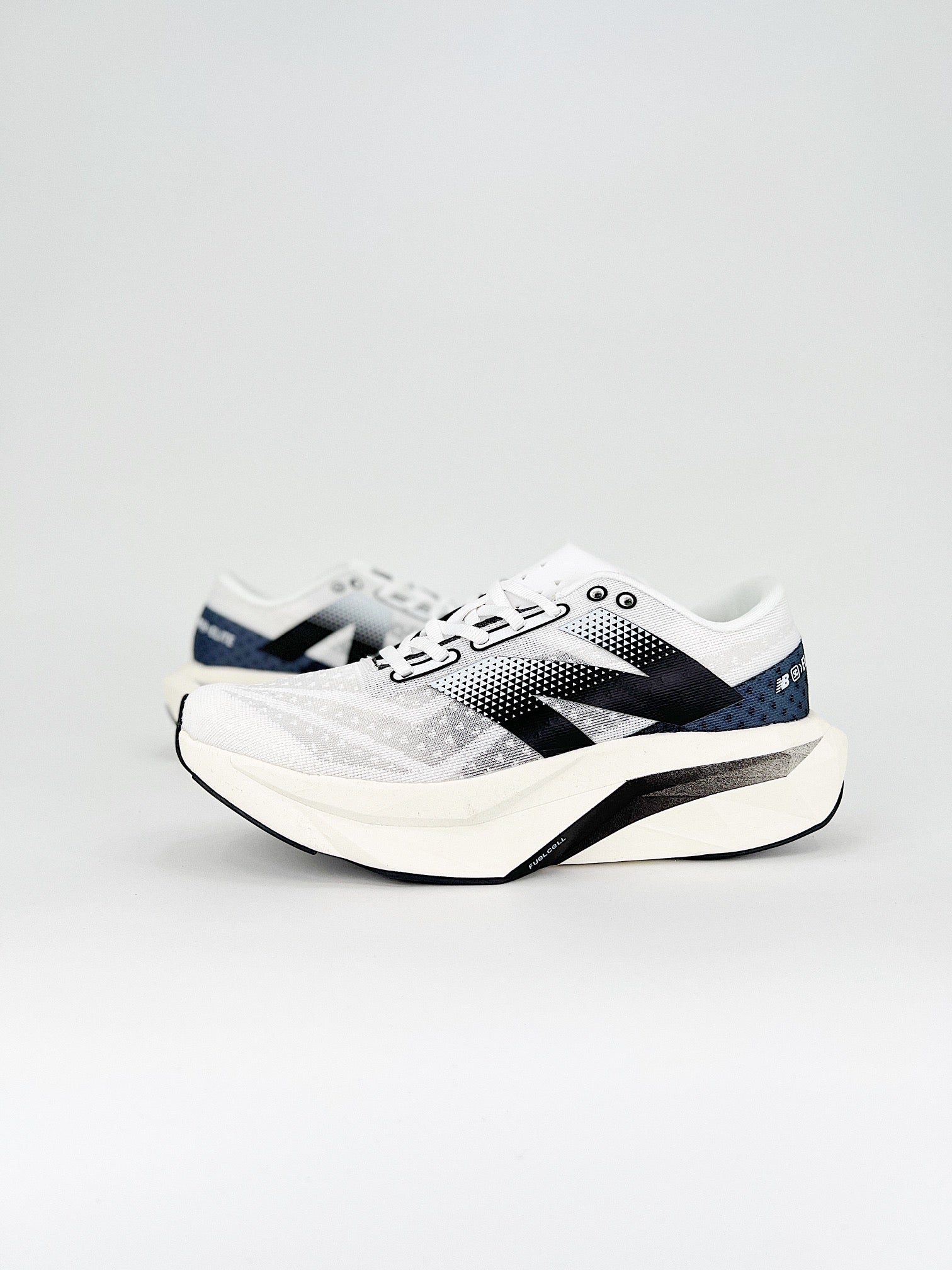 Tênis New Balance Fuelcell Supercomp Elite V4 - Branco/Preto