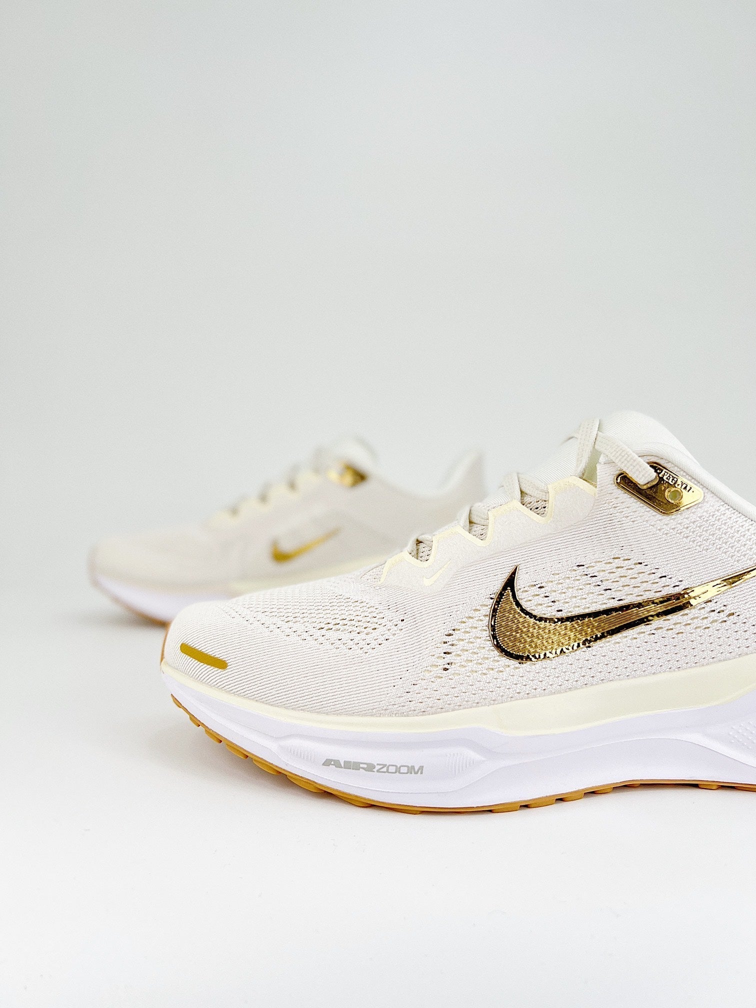 Nike Pegasus 41 - Branco/Dourado