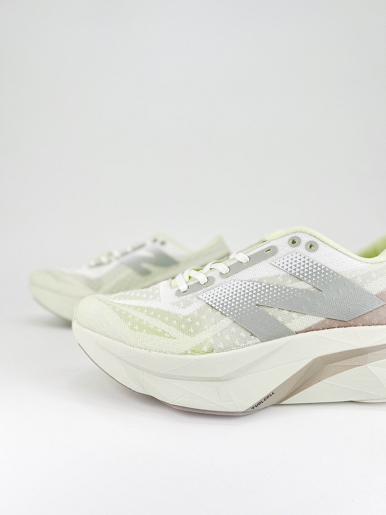 Tênis New Balance Fuelcell Supercomp Elite V4 - Branco