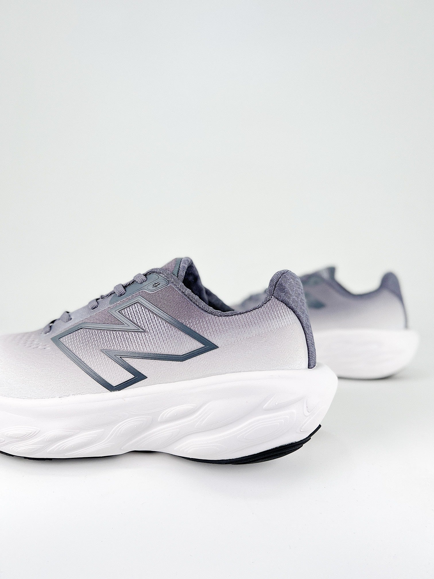 New Balance Fresh Foam X 1080 V14 - Cinza/Branco