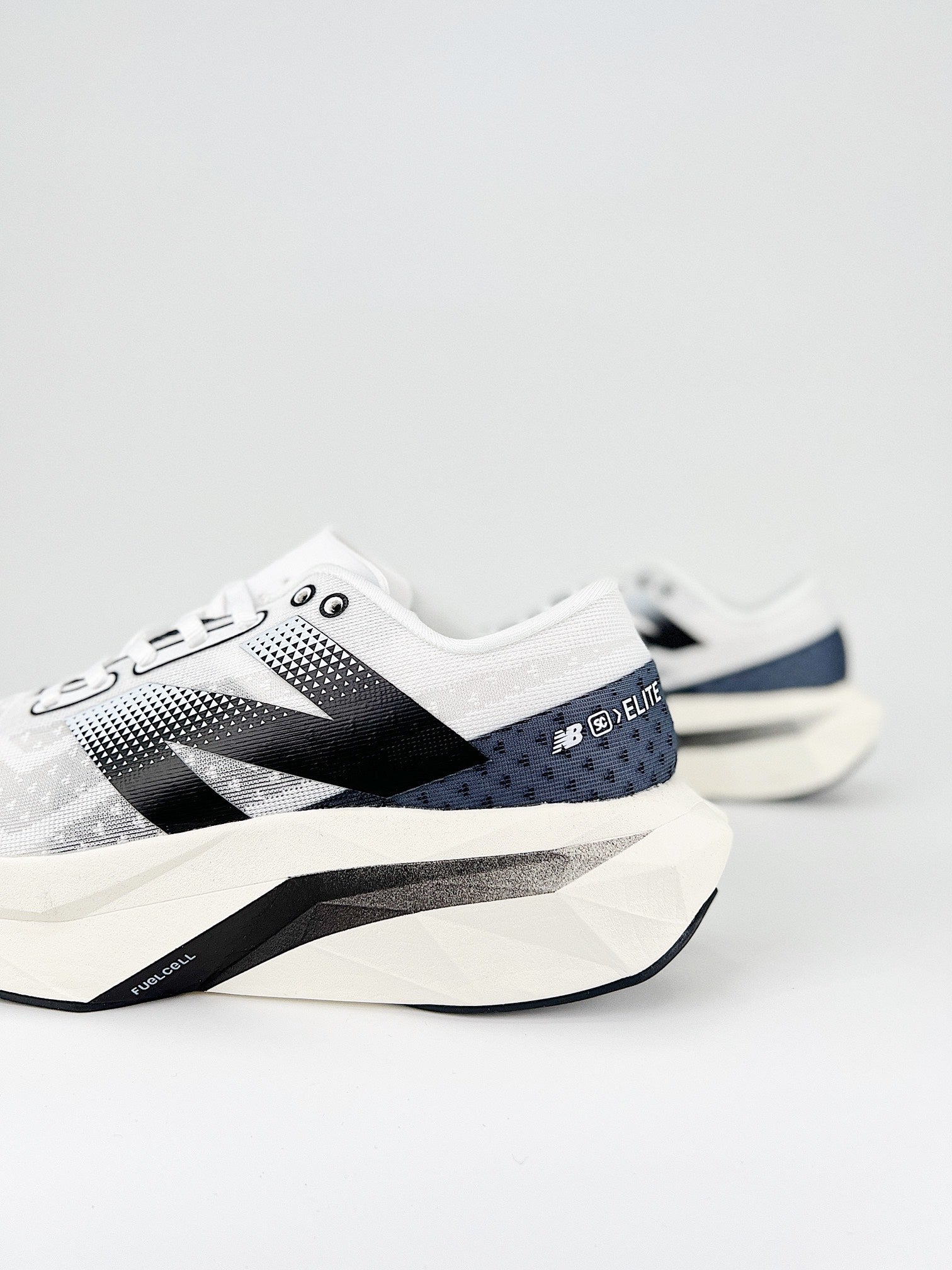 Tênis New Balance Fuelcell Supercomp Elite V4 - Branco/Preto