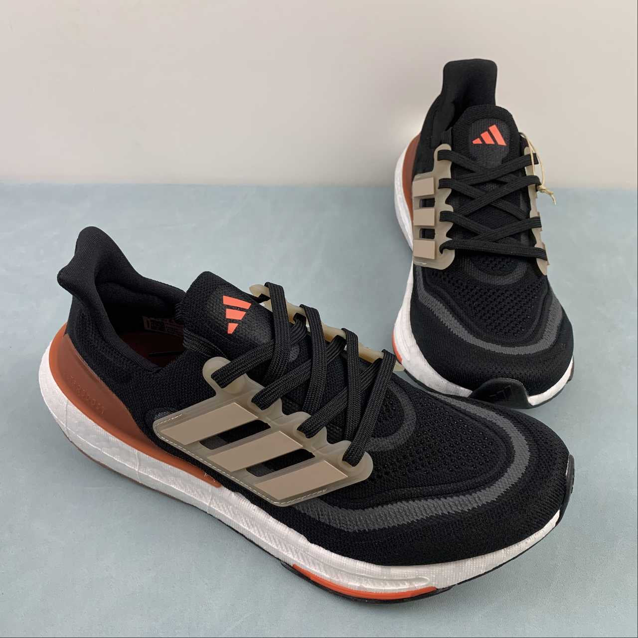 Adidas Ultraboost Light 23 - Preto/Laranja