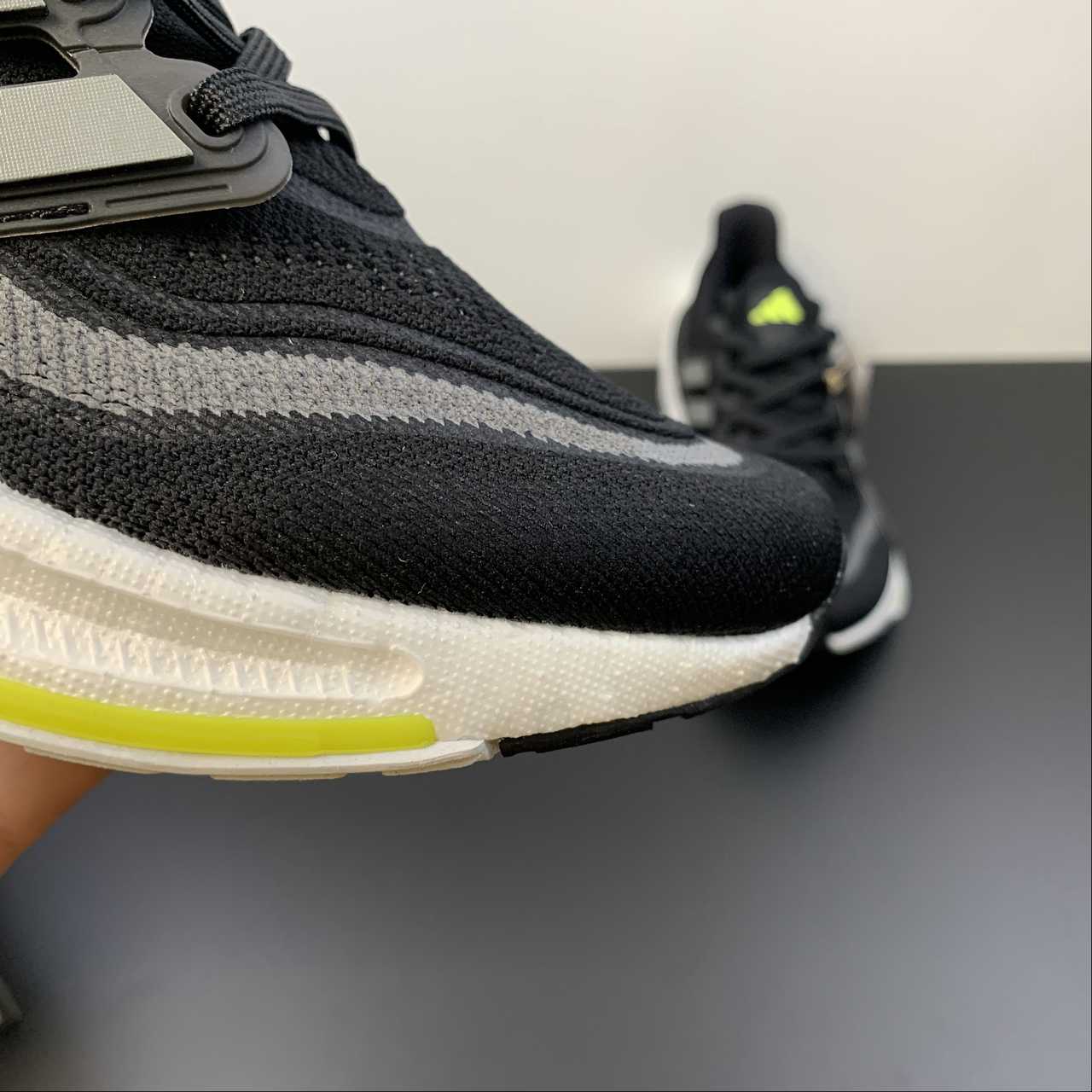 Adidas Ultraboost Light 23 - Preto/Branco/Verde