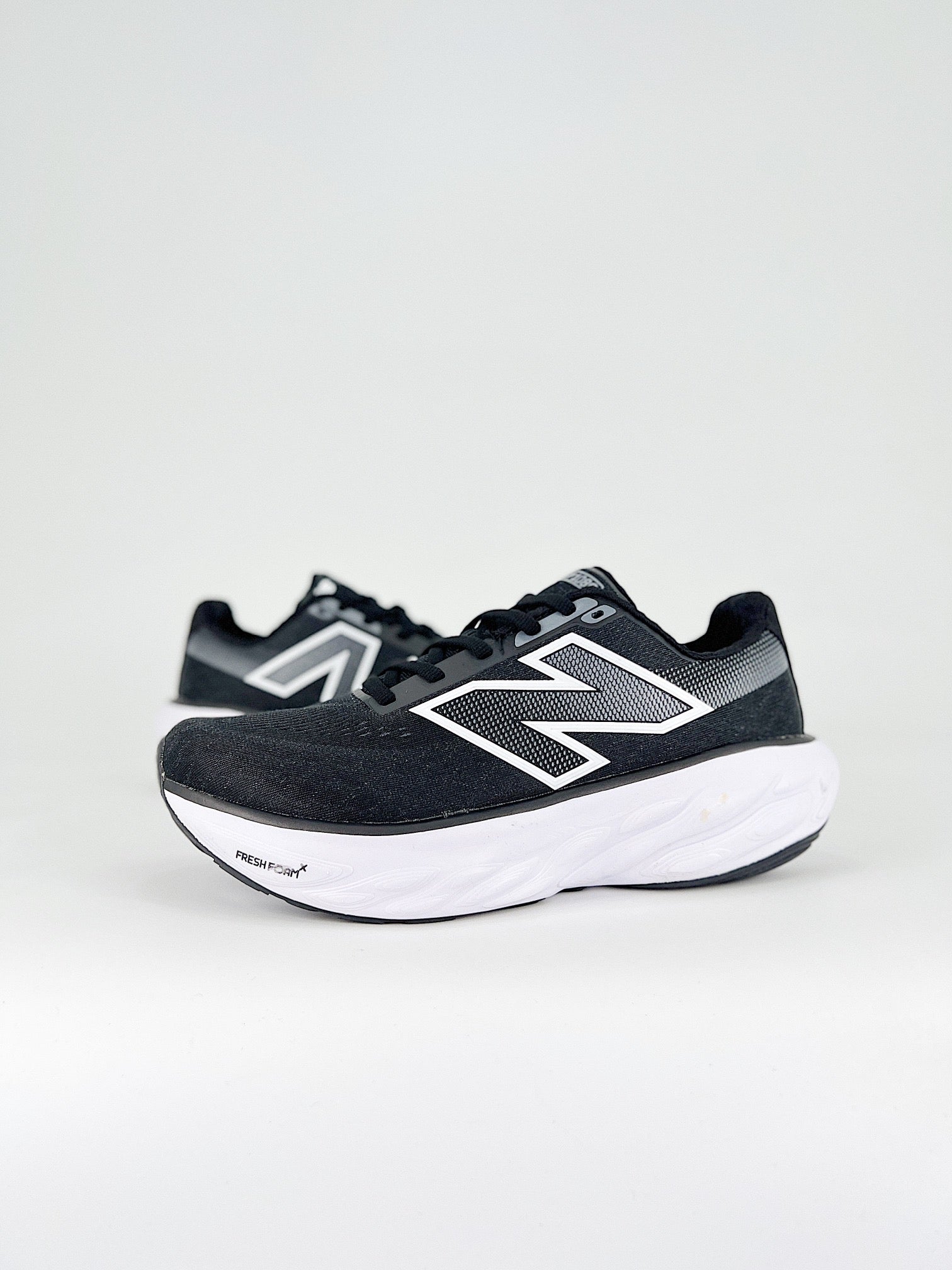 New Balance Fresh Foam X 1080 V14 - Preto/Branco