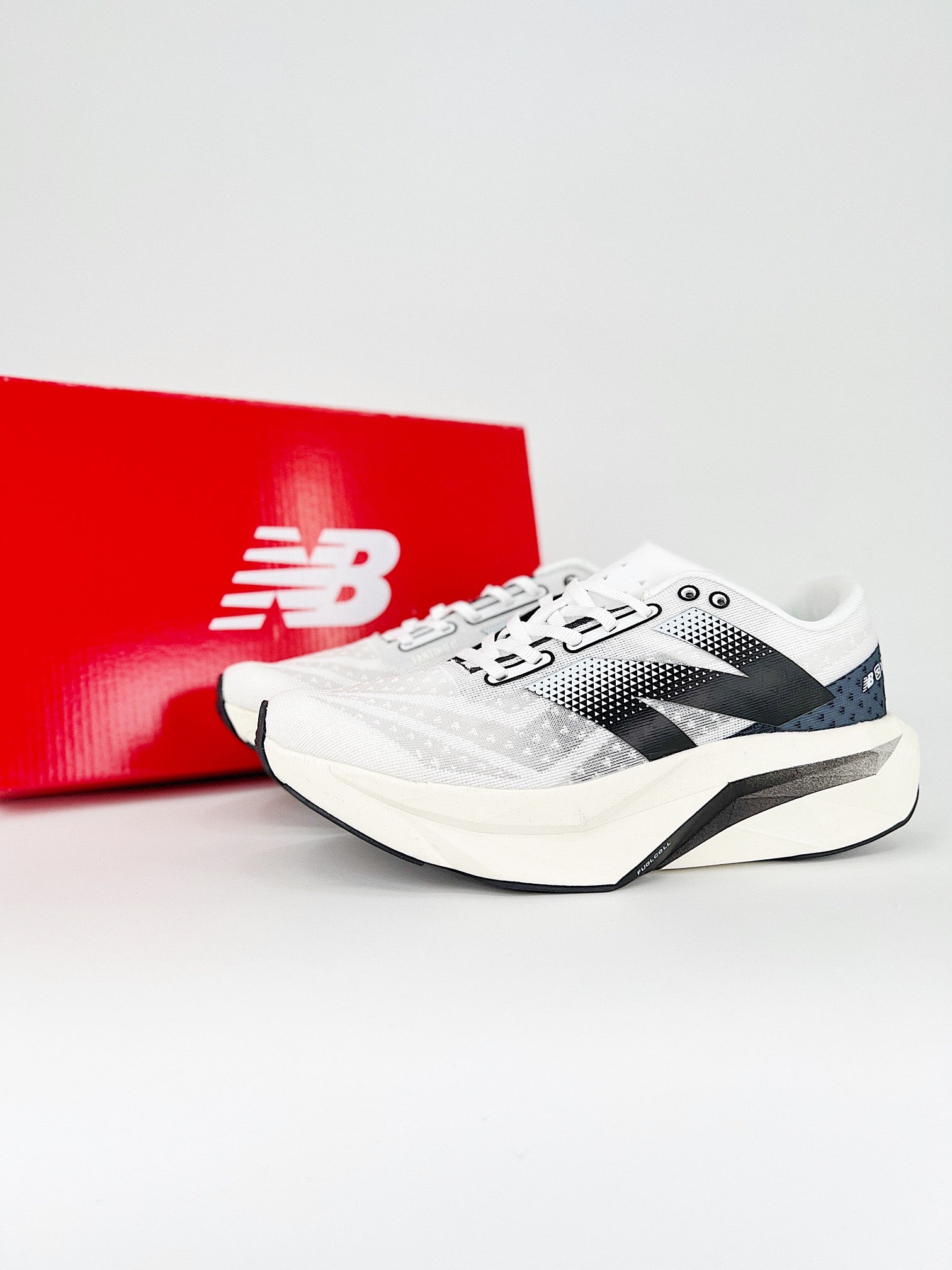 Tênis New Balance Fuelcell Supercomp Elite V4 - Branco/Preto