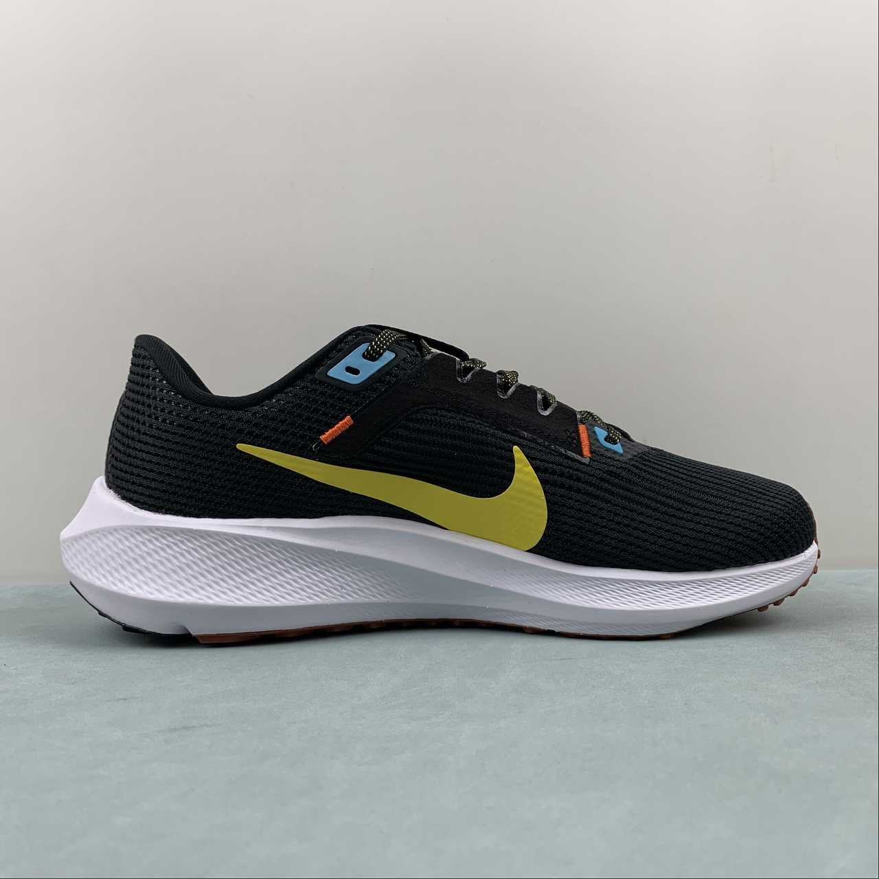 Nike Air Zoom Pegasus 40 - Preto/Branco/Amarelo