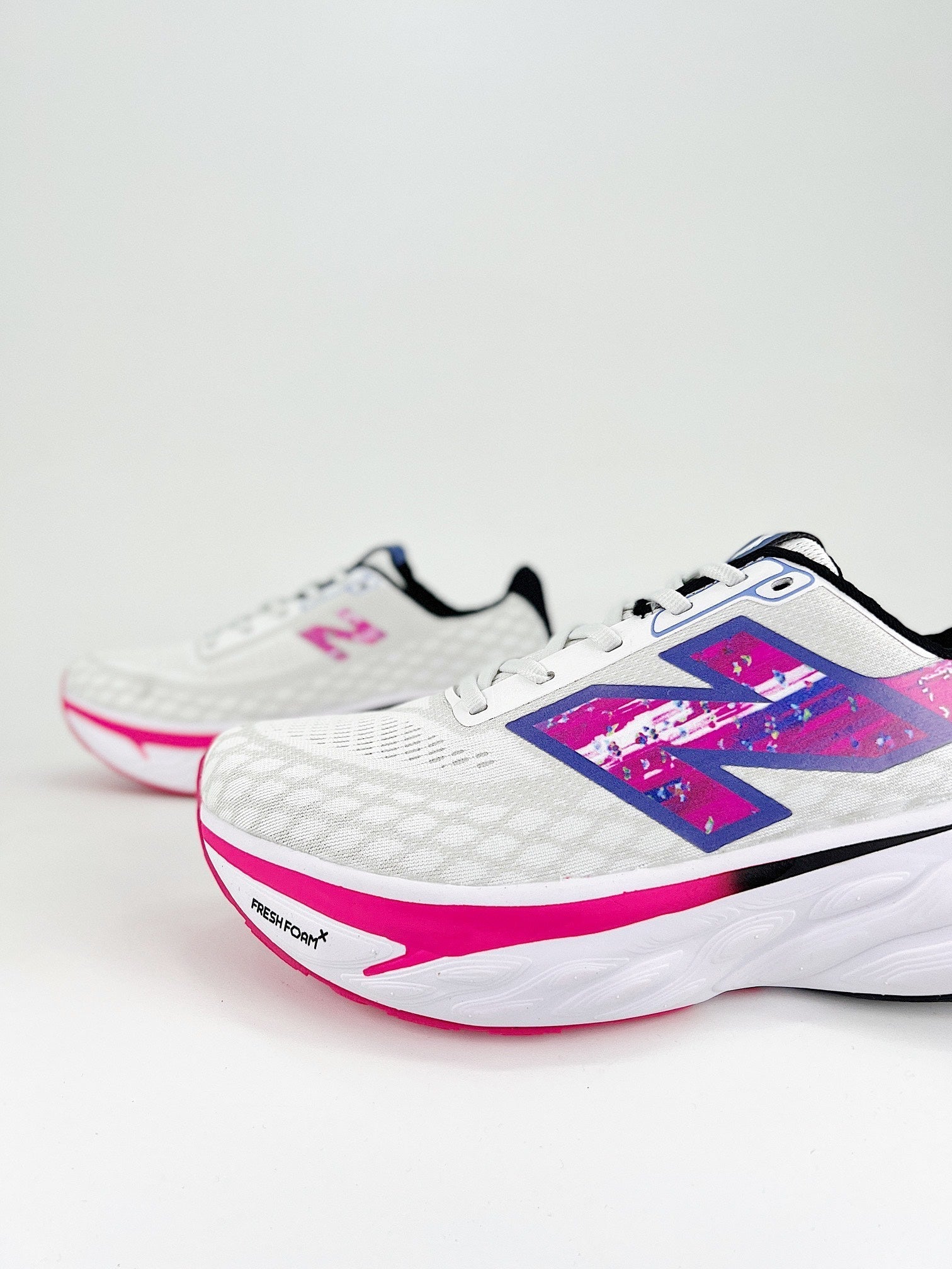 New Balance Fresh Foam X 1080 V14 - Branco/Rosa