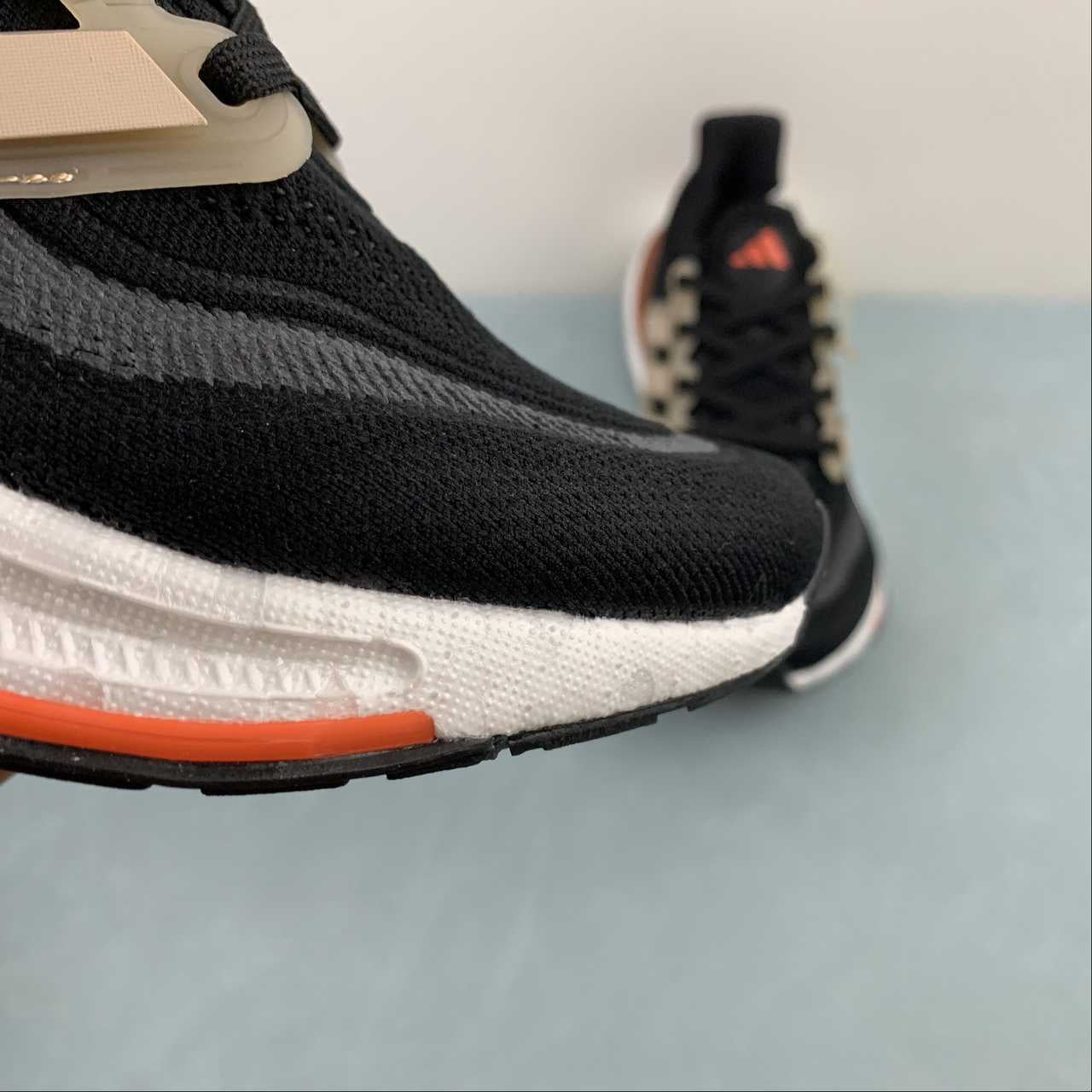 Adidas Ultraboost Light 23 - Preto/Laranja