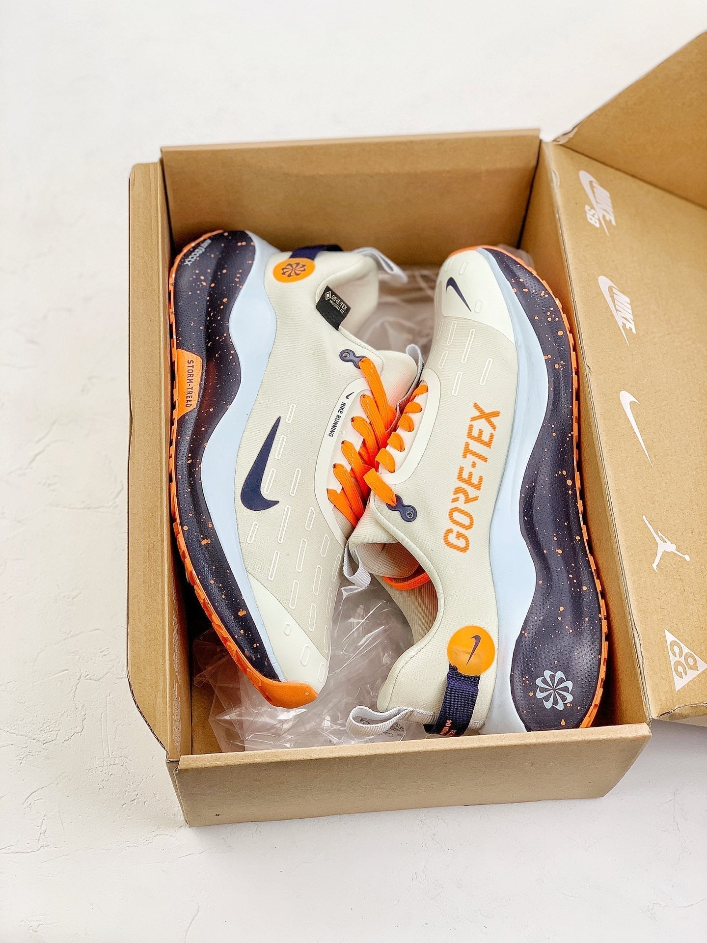 Nike Infinity Run 4 'Goretex' - Branco/Laranja/Preto