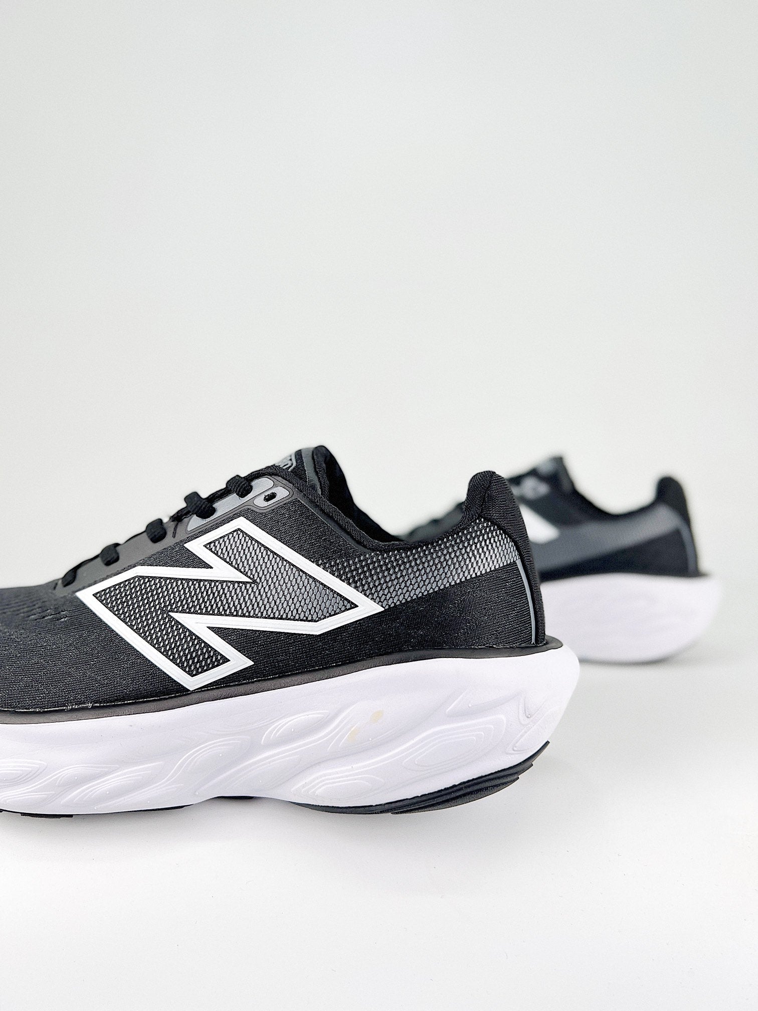 New Balance Fresh Foam X 1080 V14 - Preto/Branco