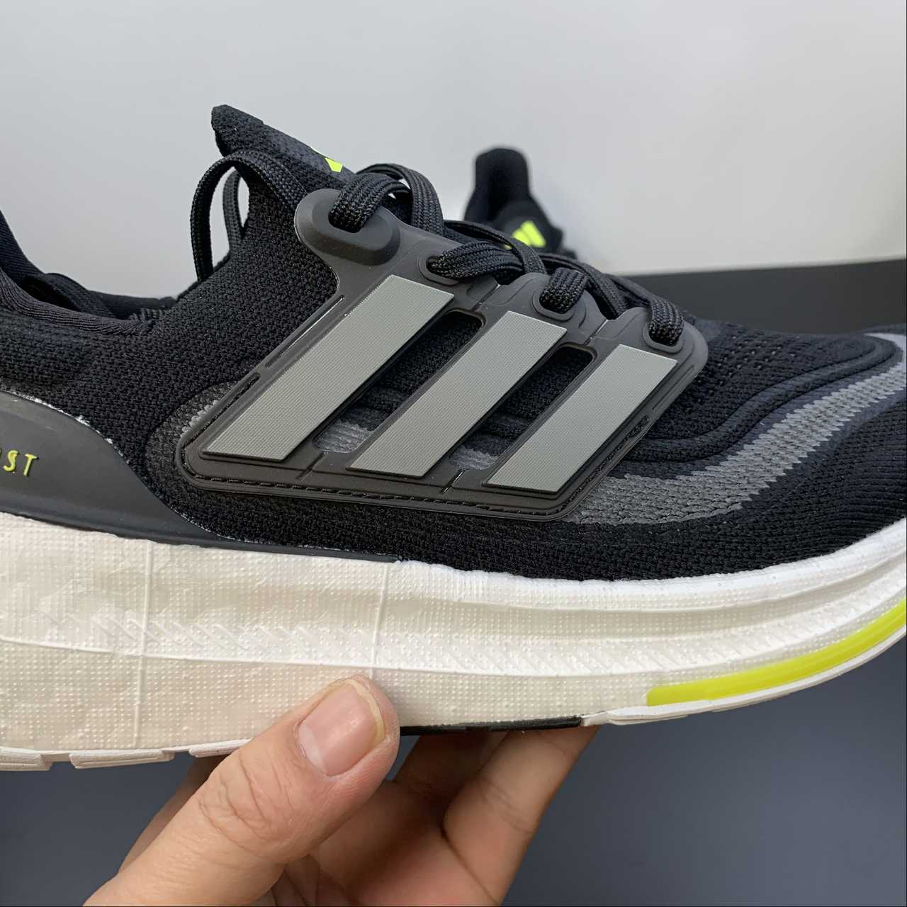 Adidas Ultraboost Light 23 - Preto/Branco/Verde
