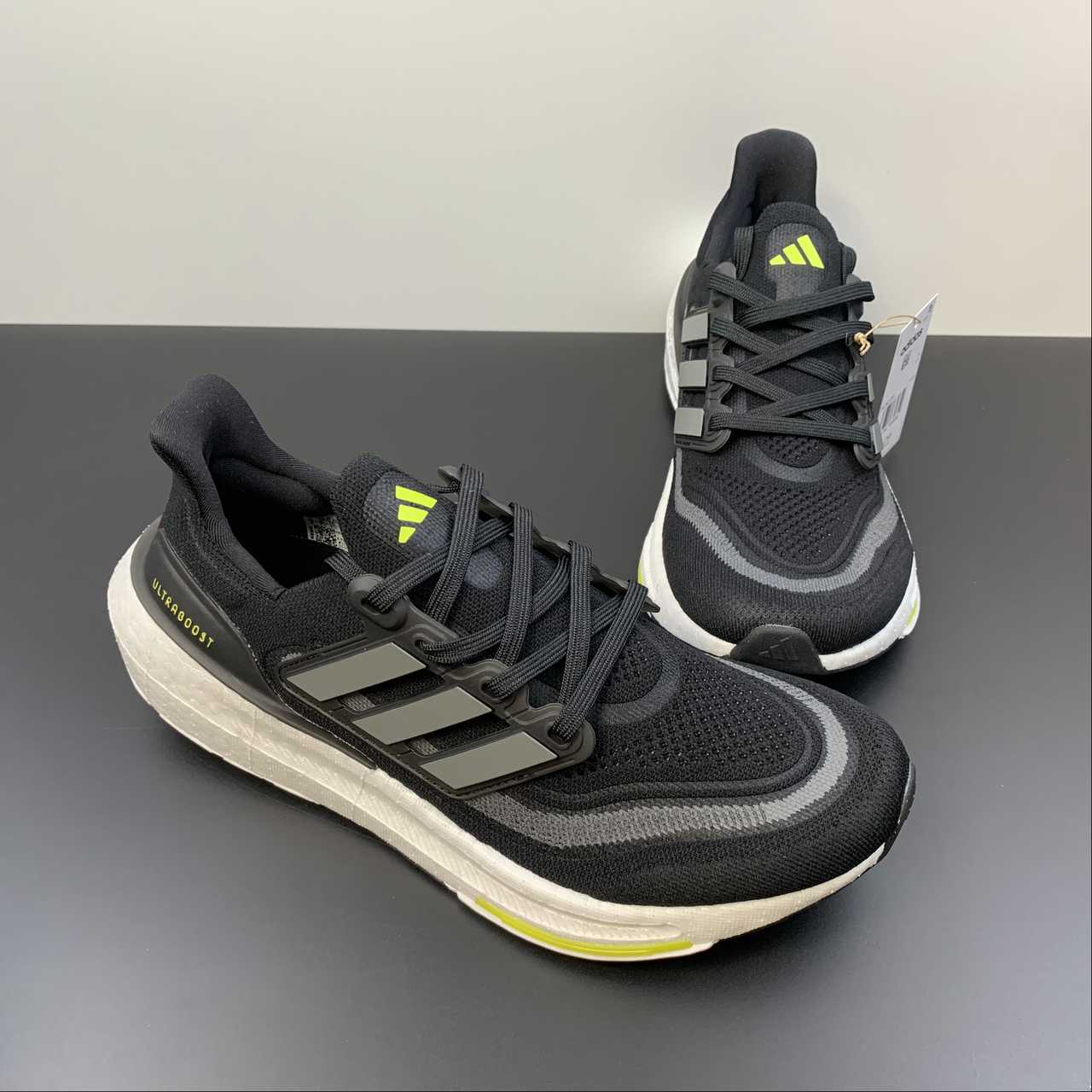 Adidas Ultraboost Light 23 - Preto/Branco/Verde