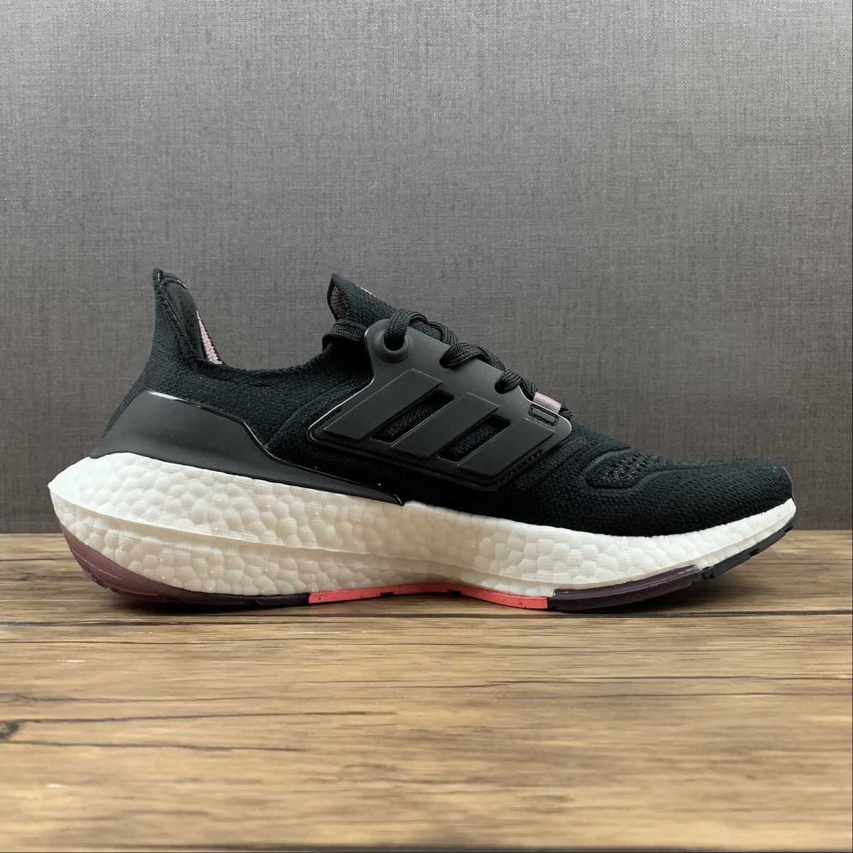 Adidas Ultraboost 22 - Preto/Branco