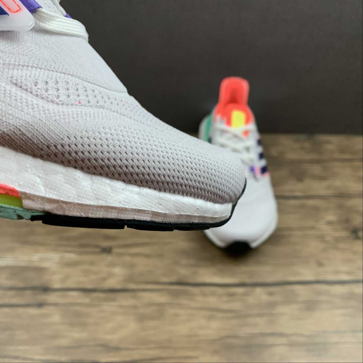 Adidas Ultraboost 22 - Branco/Laranja/Verde