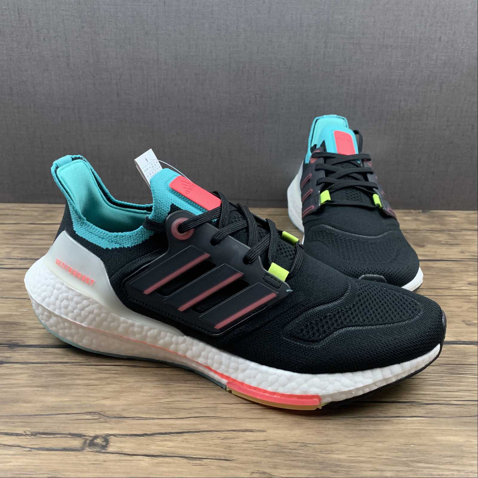 Adidas Ultraboost 22 - Preto/Turquesa