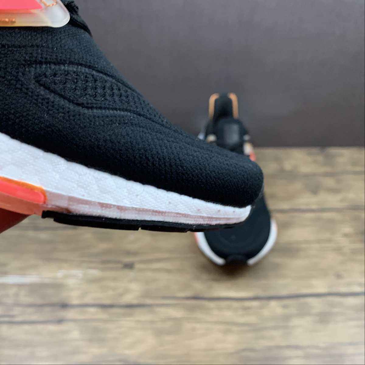 Adidas Ultraboost 22 - Preto/Laranja