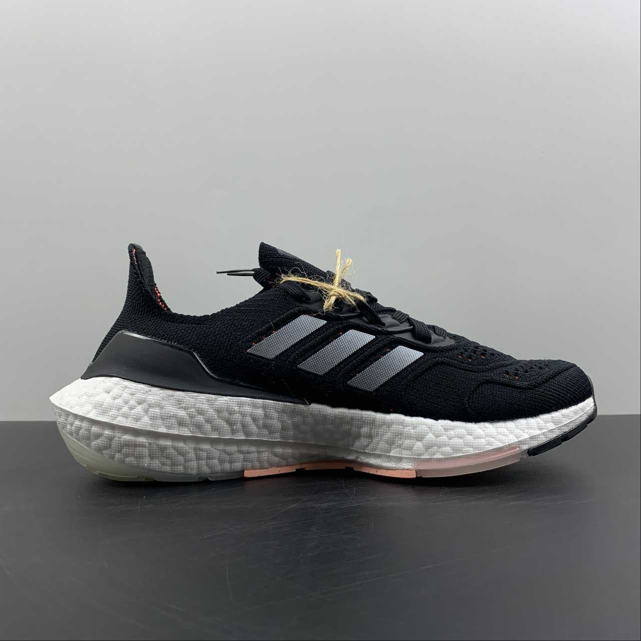 Adidas Ultraboost 22 - Preto/Branco