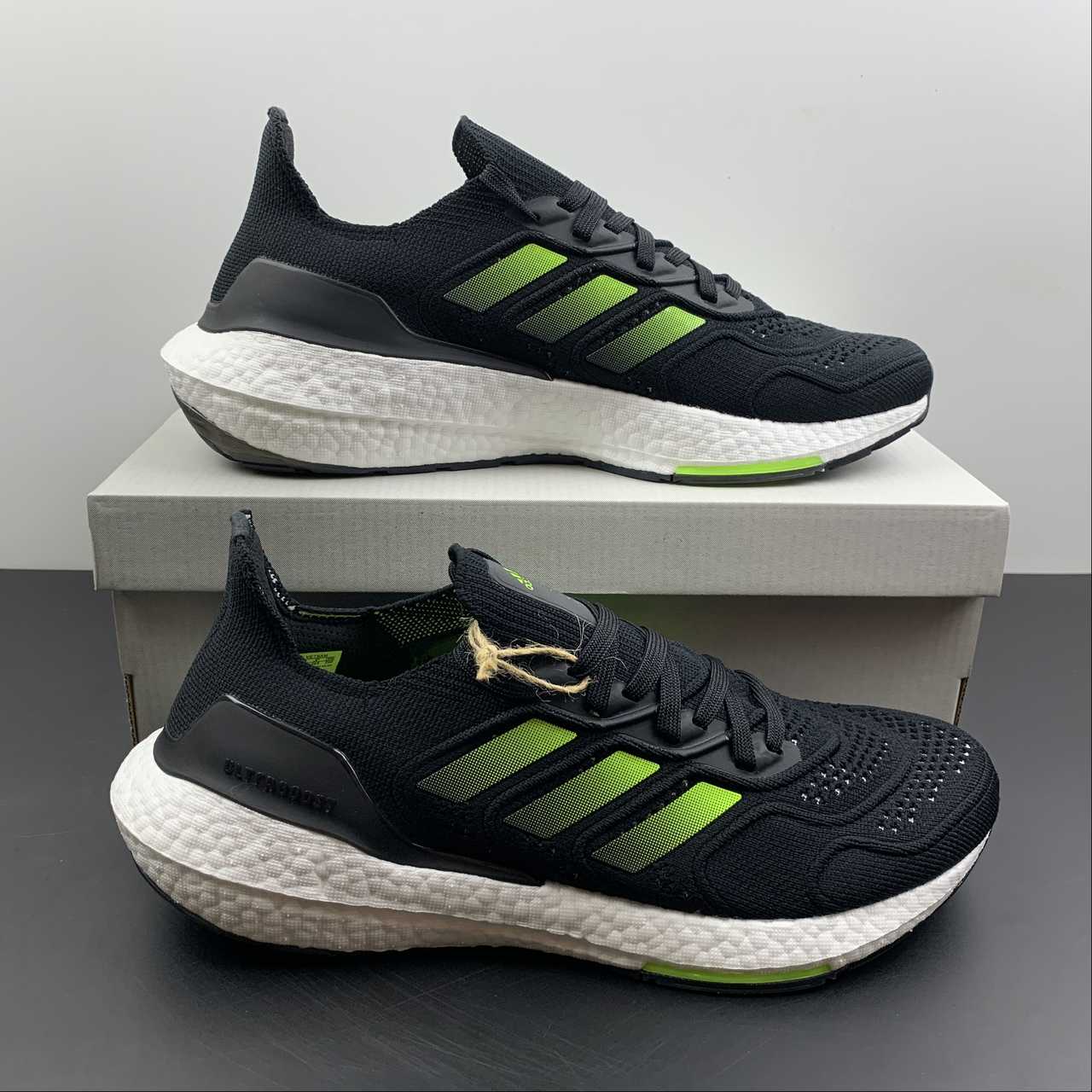 Adidas Ultraboost 22 - Preto/Branco/Verde