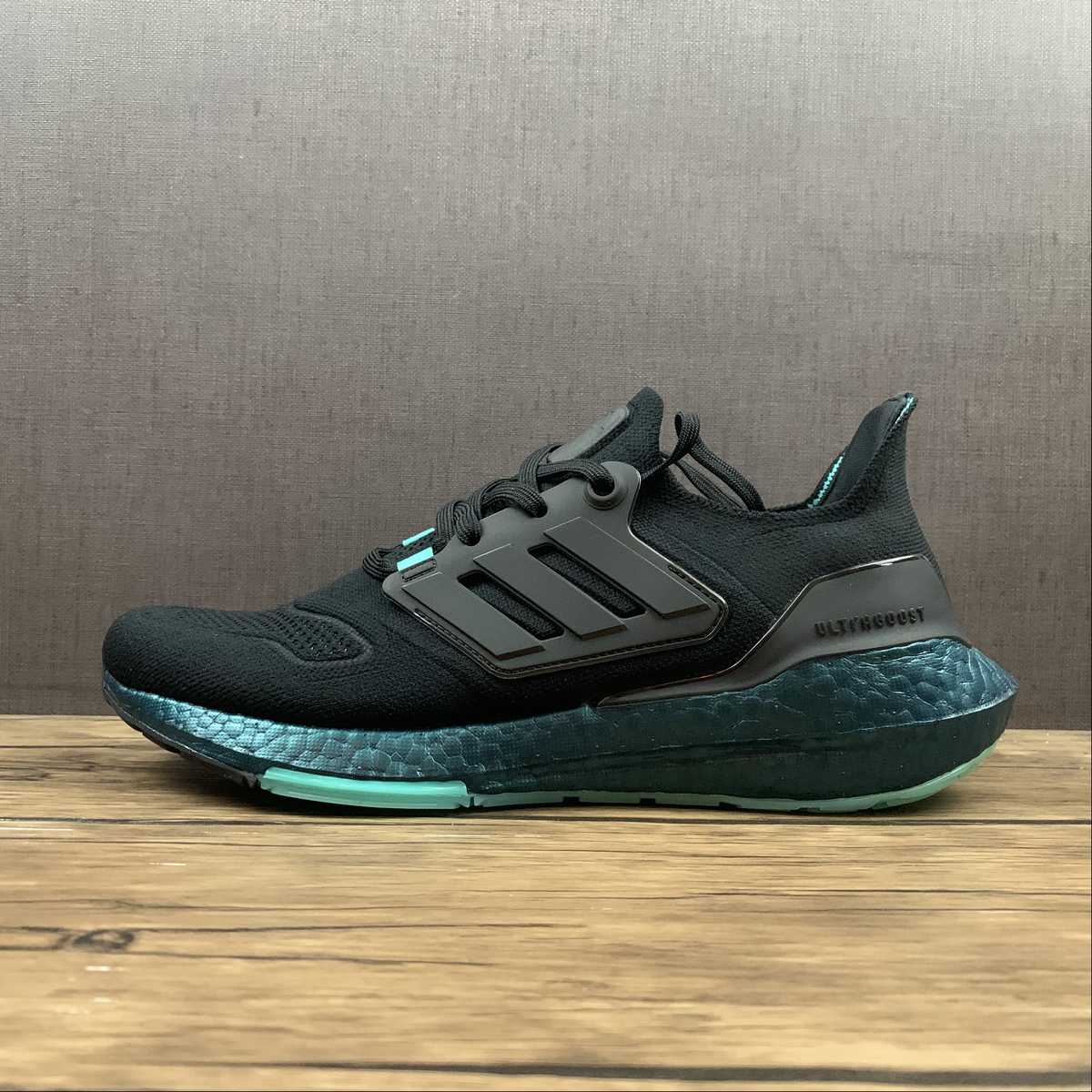 Adidas Ultraboost 22 - Preto/Verde