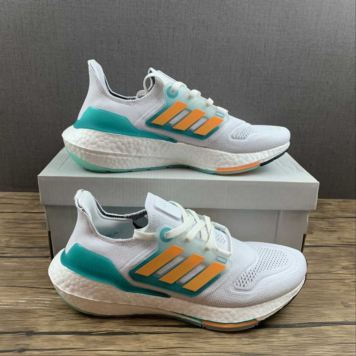 Adidas Ultraboost 22 - Branco/Verde/Laranja