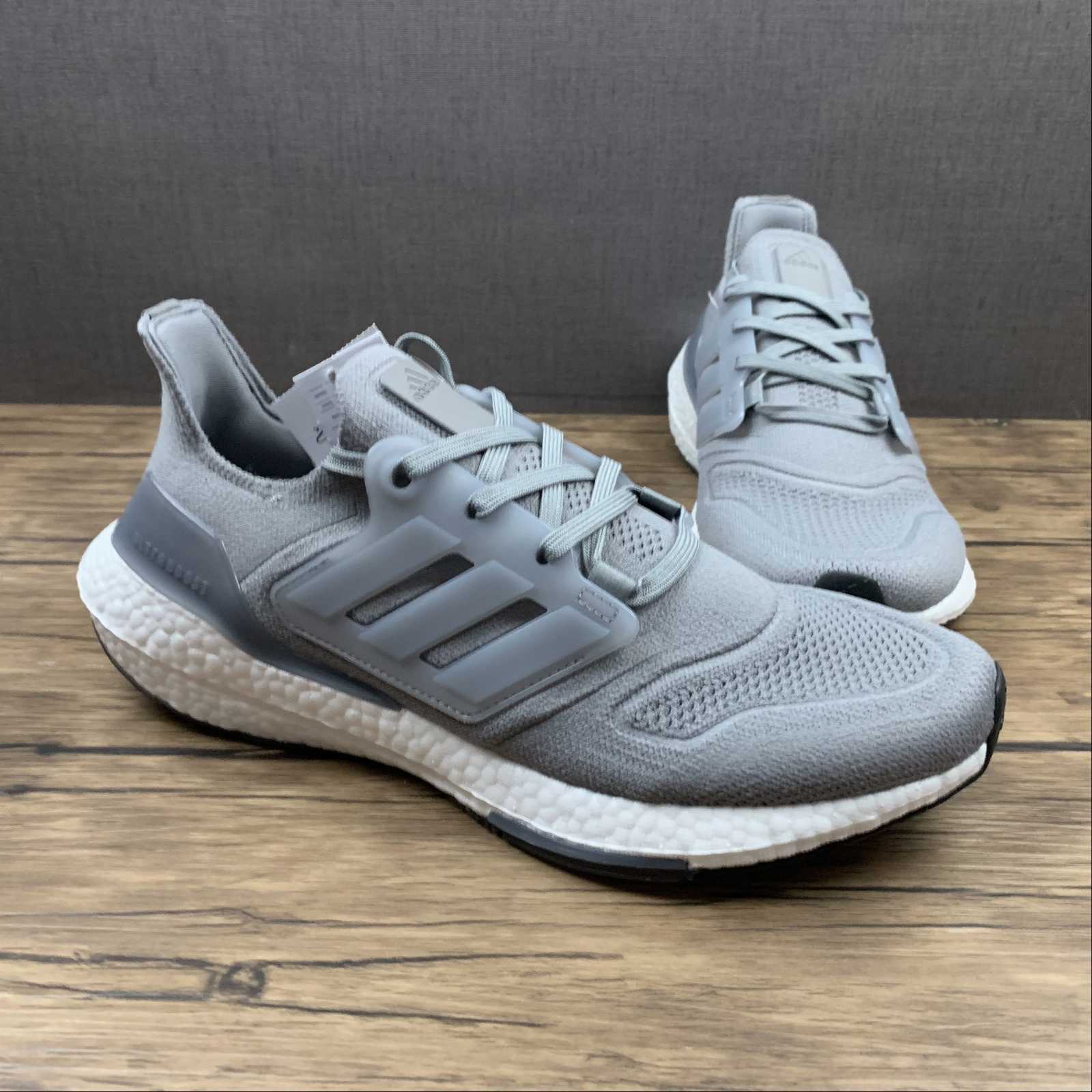 Adidas Ultraboost 22 - Cinza