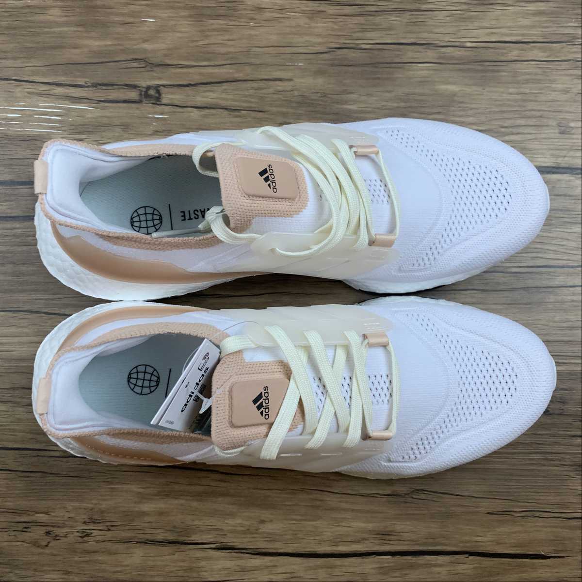 Adidas Ultraboost 22 - Branco/Nude