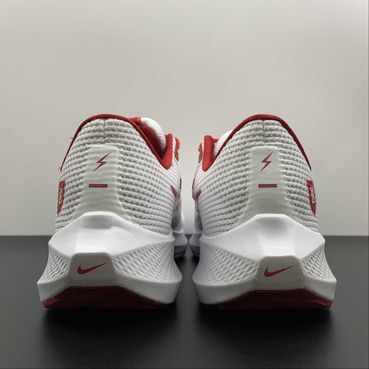 Nike Air Zoom Pegasus 40 - Branco/Marrom