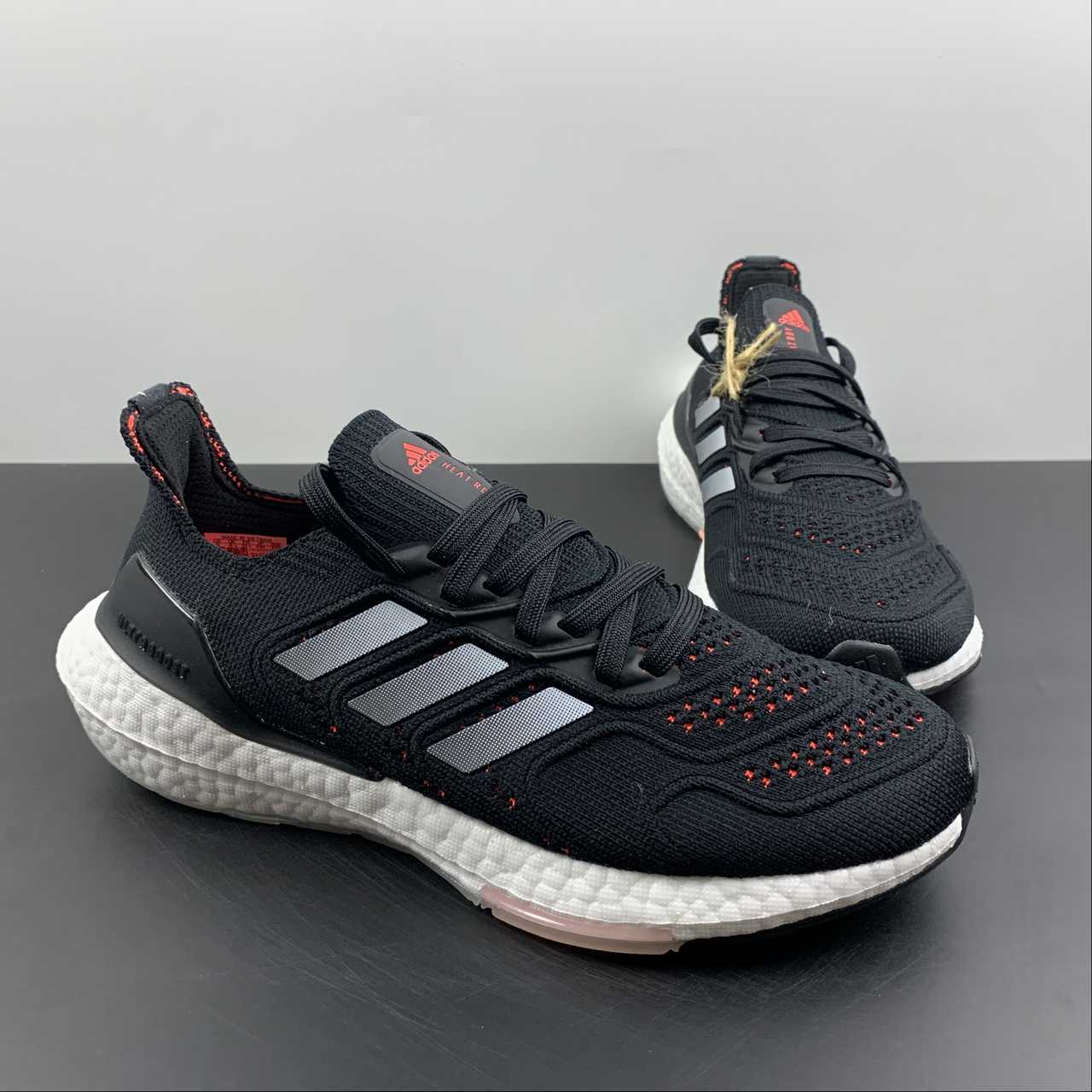 Adidas Ultraboost 22 - Preto/Branco
