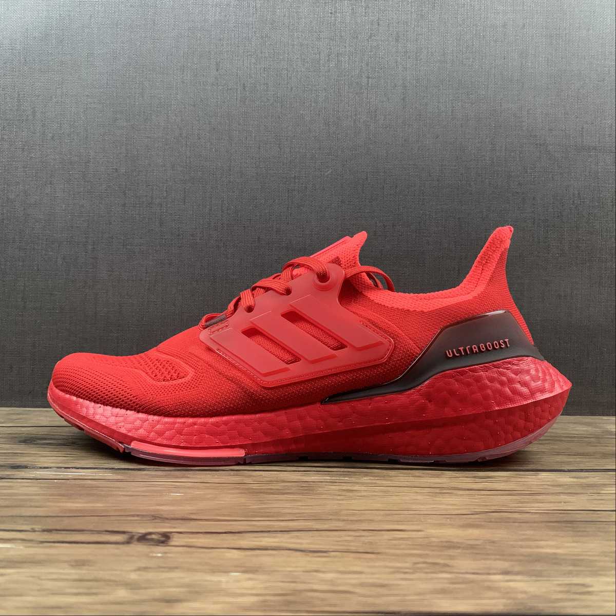 Adidas Ultraboost 22 - Vermelho/Preto