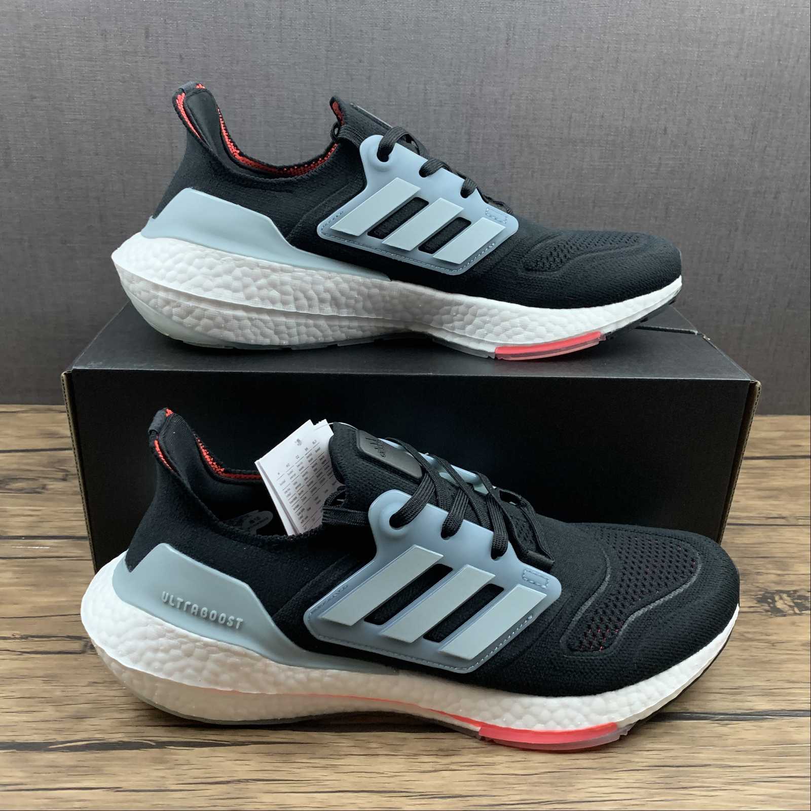 Adidas Ultraboost 22 - Preto/Cinza