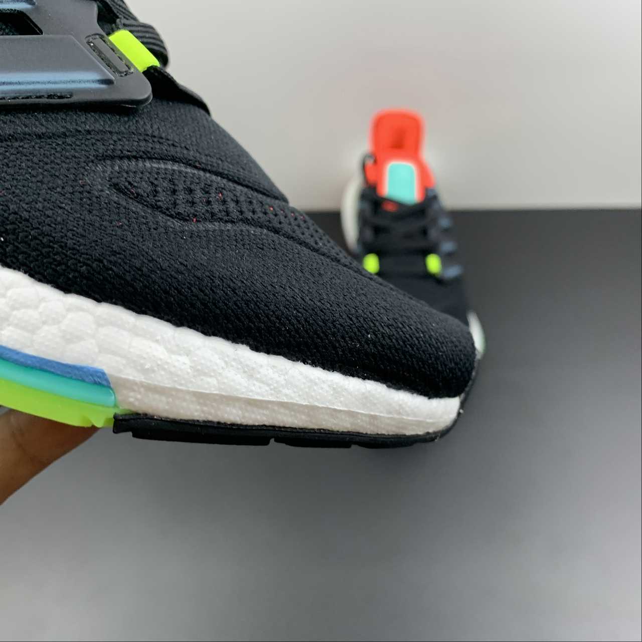 Adidas Ultraboost 22 - Preto/Laranja/Branco