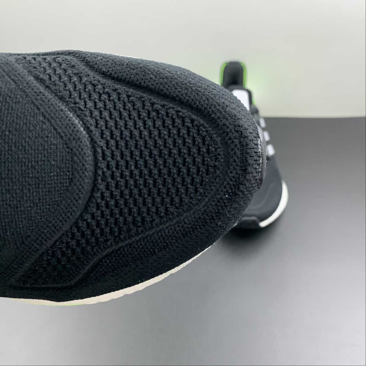 Adidas Ultraboost 22 - Preto/Verde/Branco