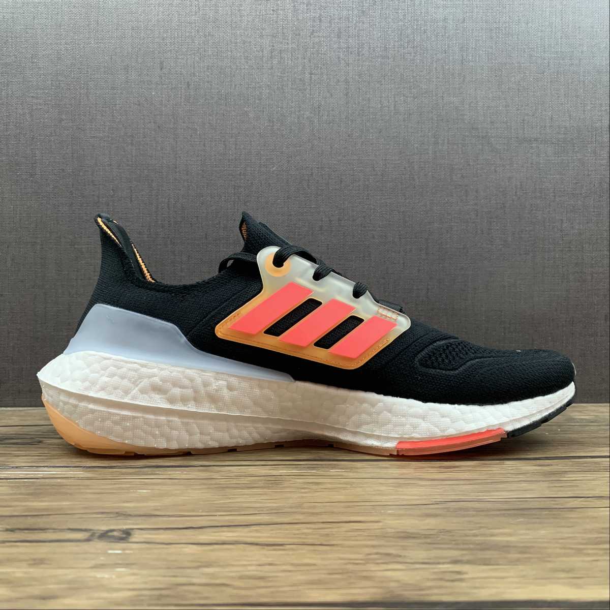 Adidas Ultraboost 22 - Preto/Laranja