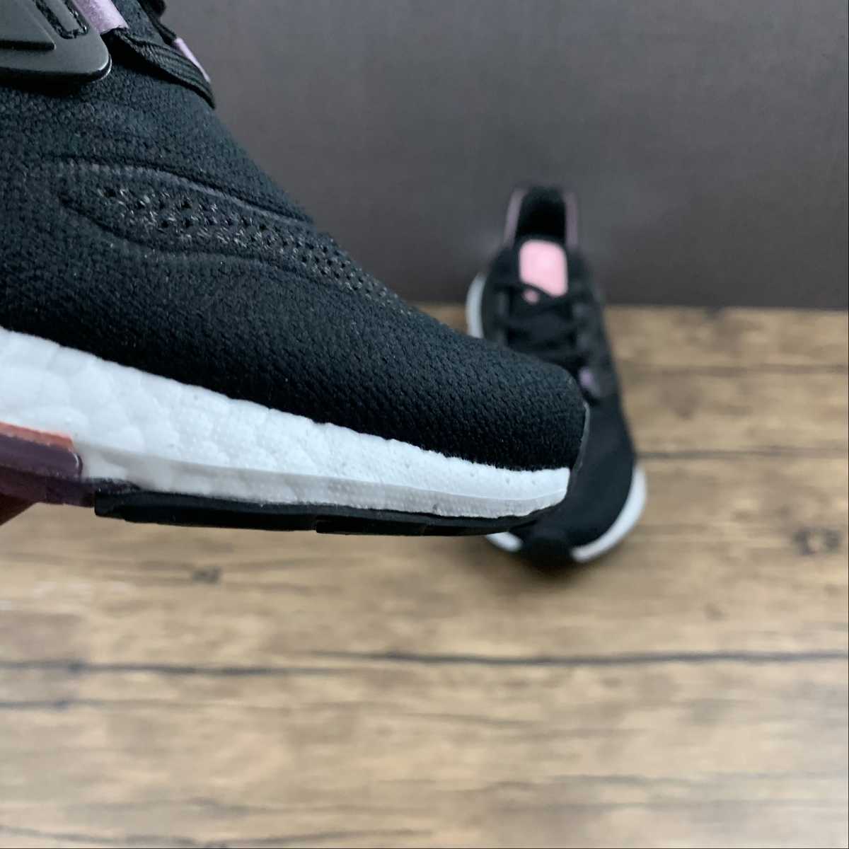 Adidas Ultraboost 22 - Preto/Branco