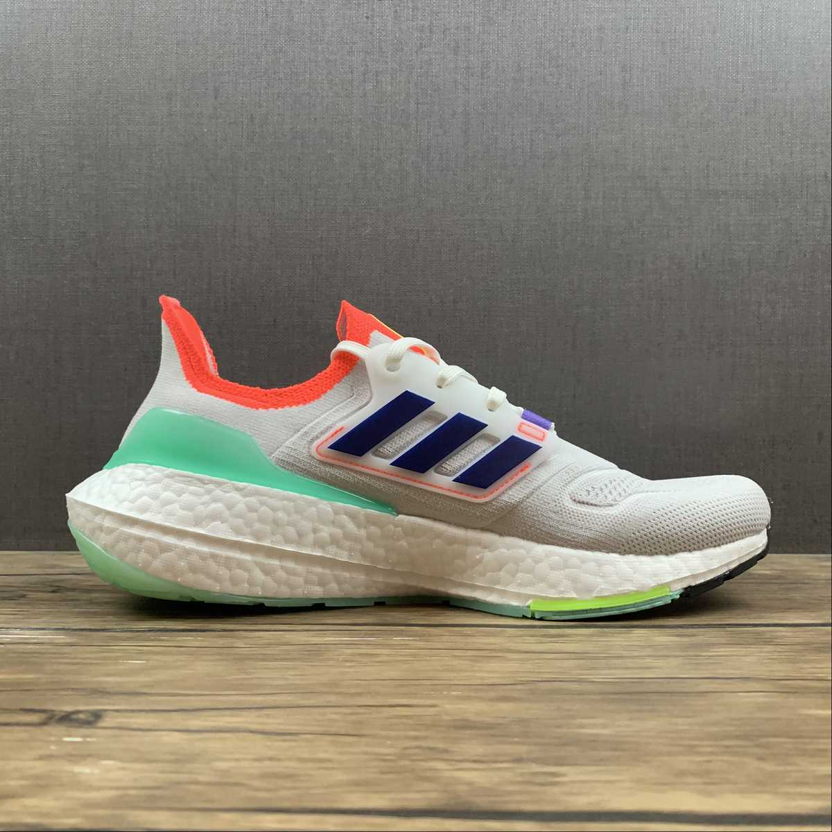 Adidas Ultraboost 22 - Branco/Laranja/Verde
