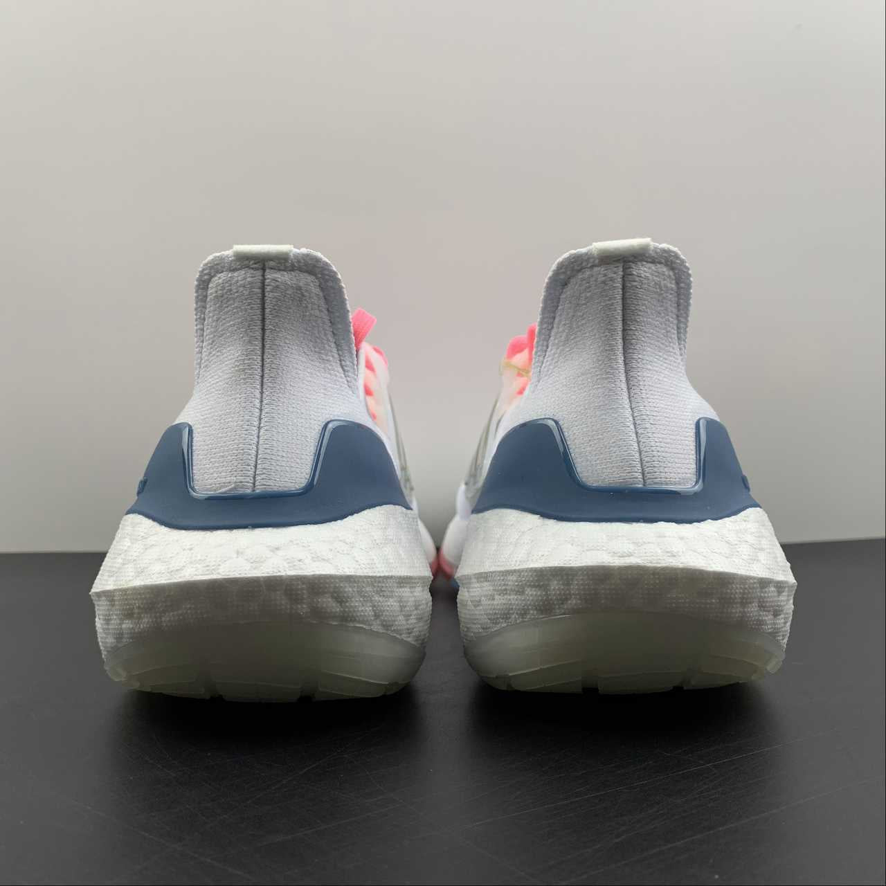 Adidas Ultraboost 22 - Branco/Rosa