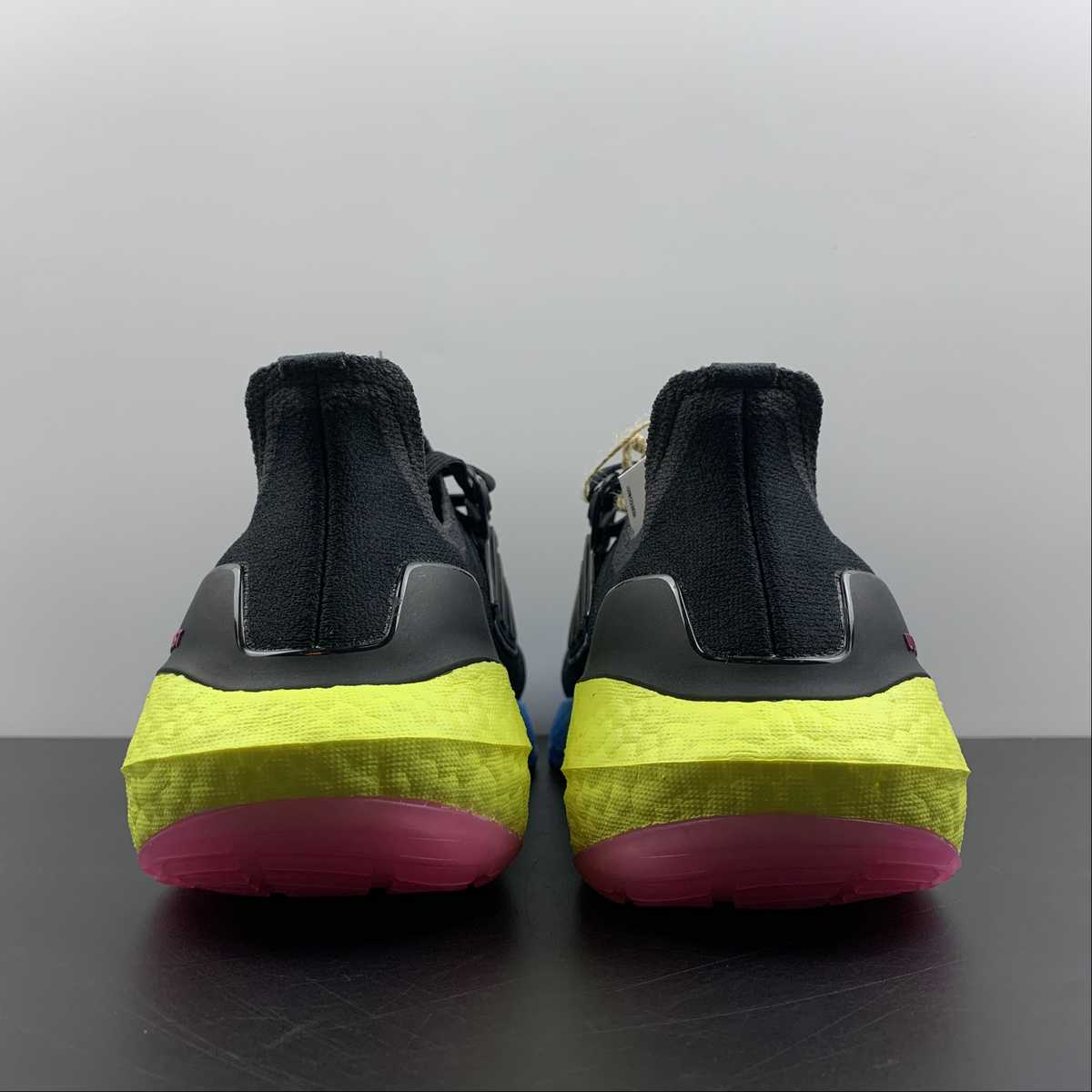 Adidas Ultraboost 22 - Preto/Amarelo