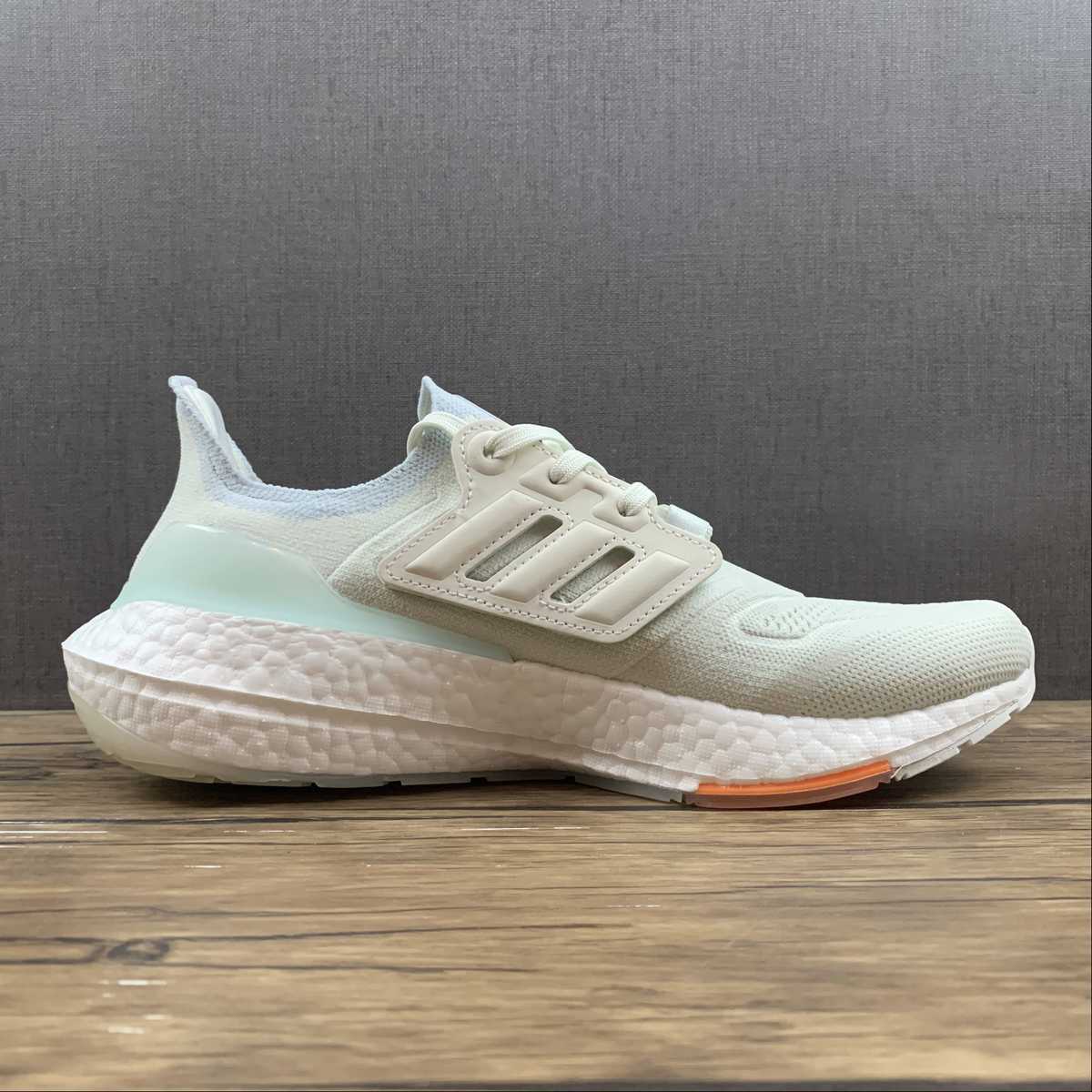 Adidas Ultraboost 22 - Branco/Laranja
