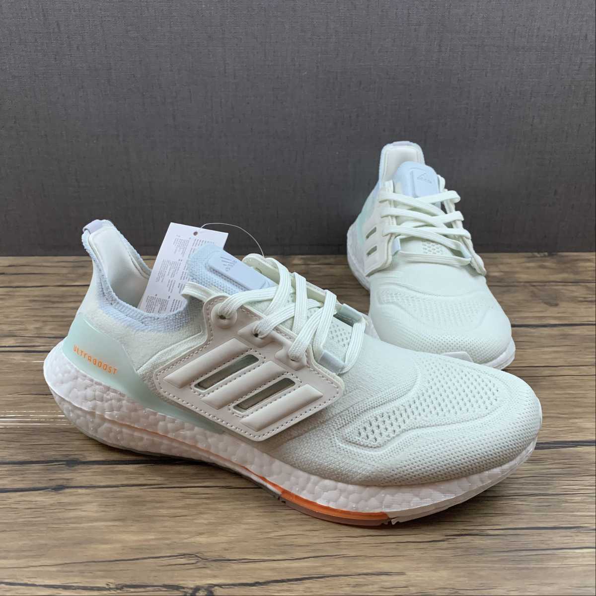 Adidas Ultraboost 22 - Branco/Laranja