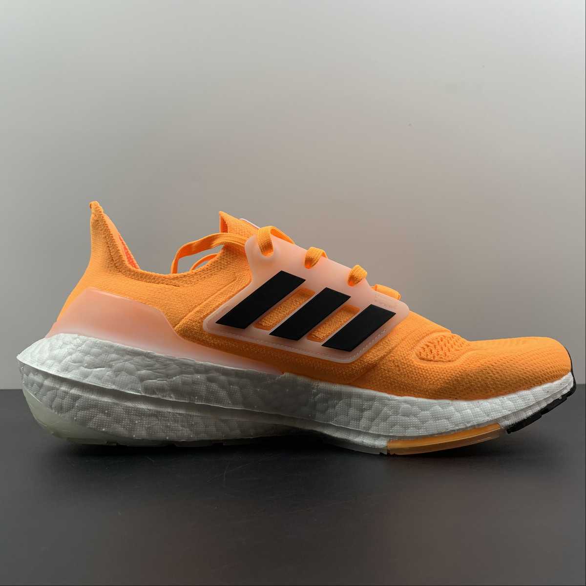 Adidas Ultraboost 22 - Laranja