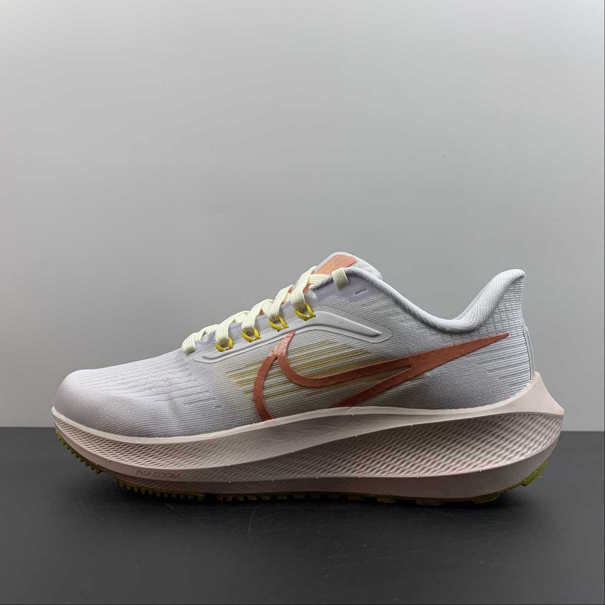 Nike Air Zoom Pegasus 39 - Branco/Laranja