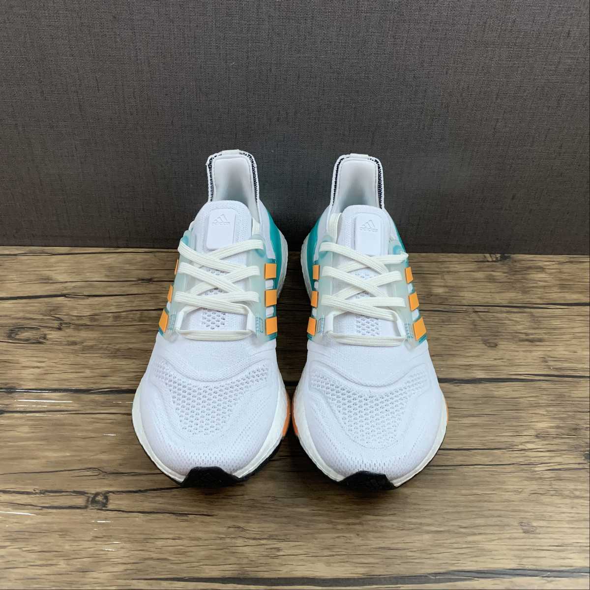 Adidas Ultraboost 22 - Branco/Verde/Laranja