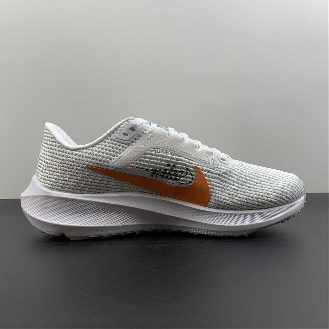 Nike Air Zoom Pegasus 40 - Branco/Preto/Laranja