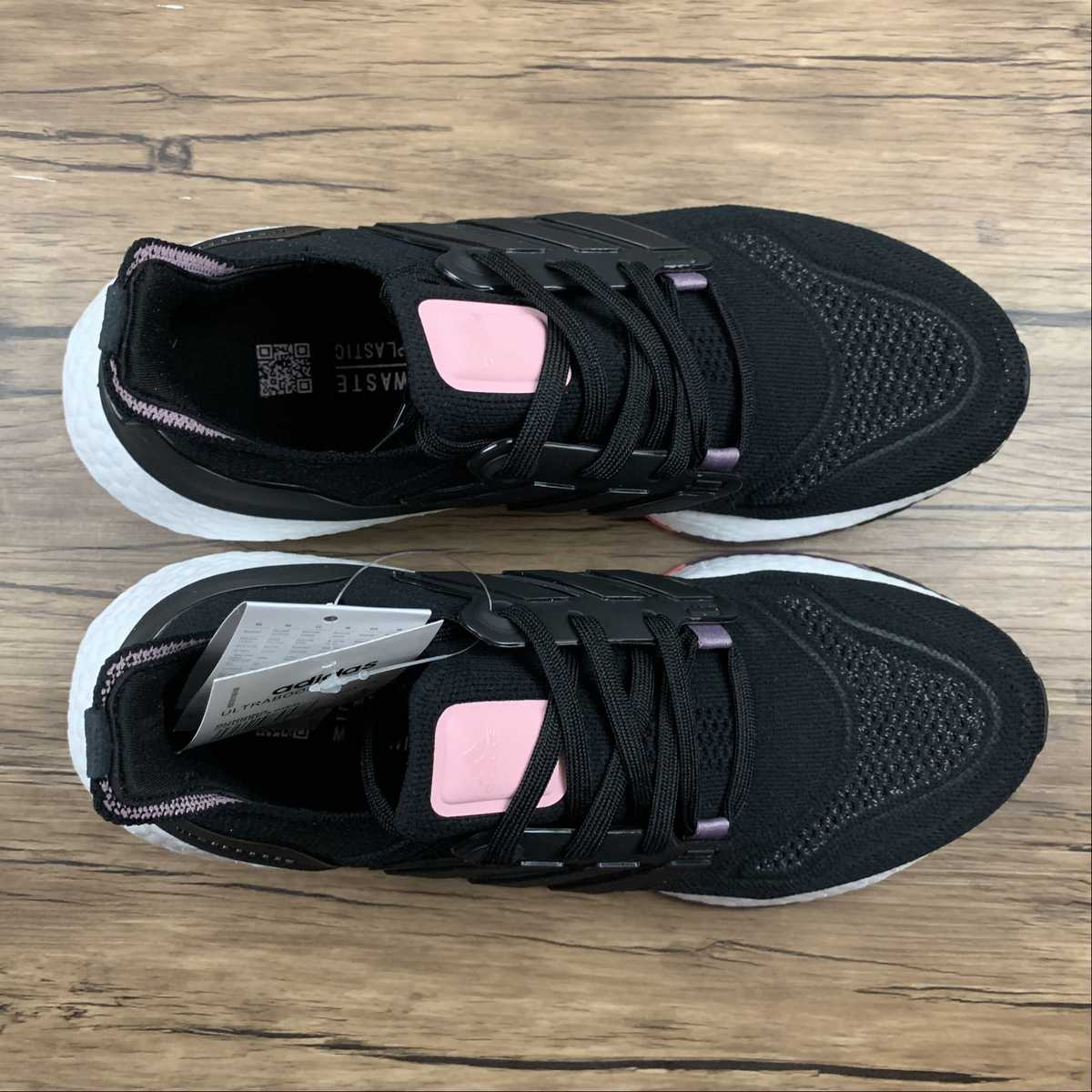 Adidas Ultraboost 22 - Preto/Branco