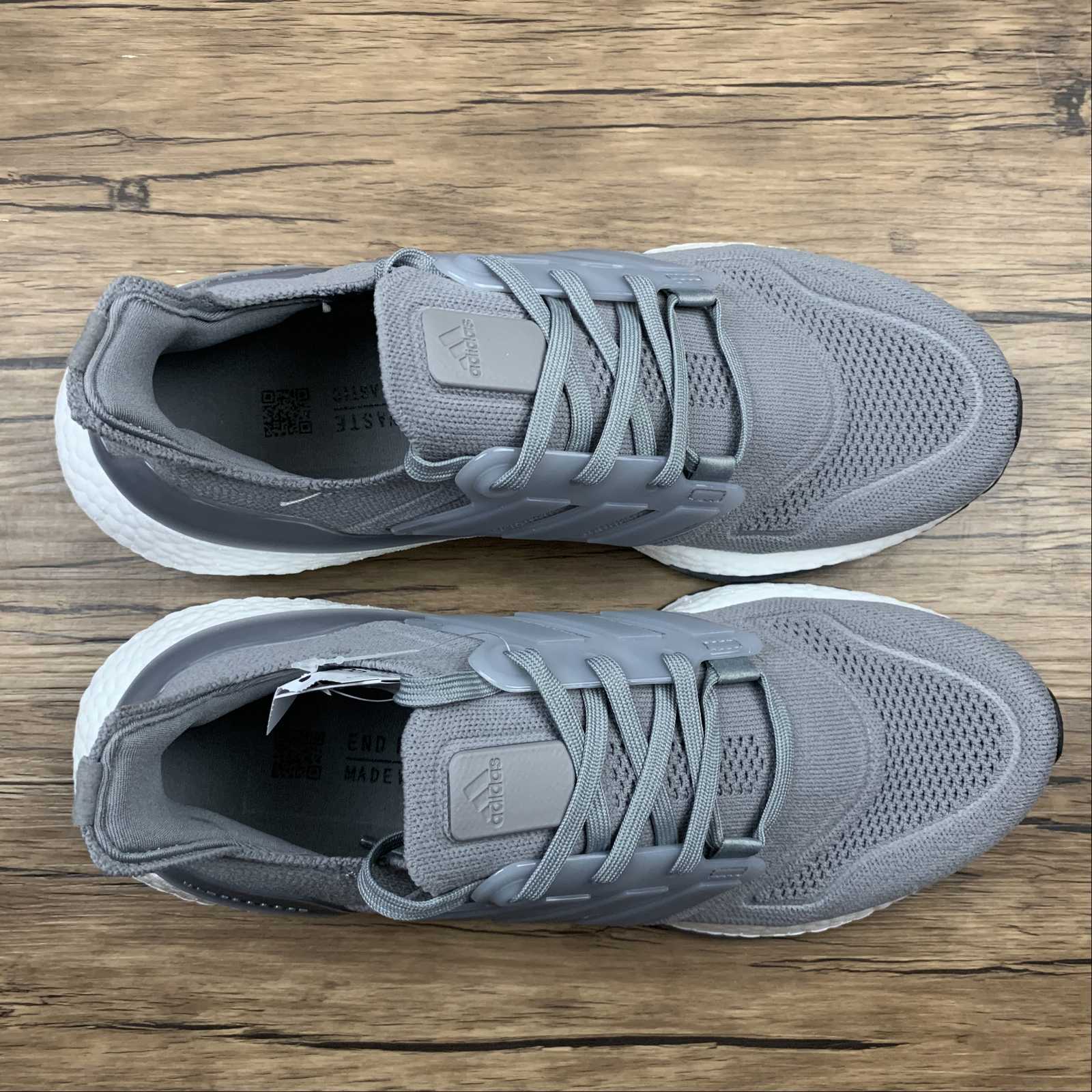 Adidas Ultraboost 22 - Cinza