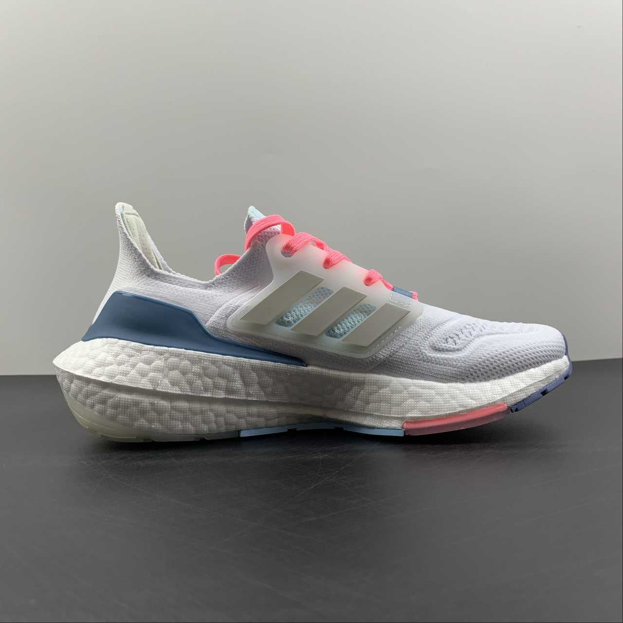 Adidas Ultraboost 22 - Branco/Rosa