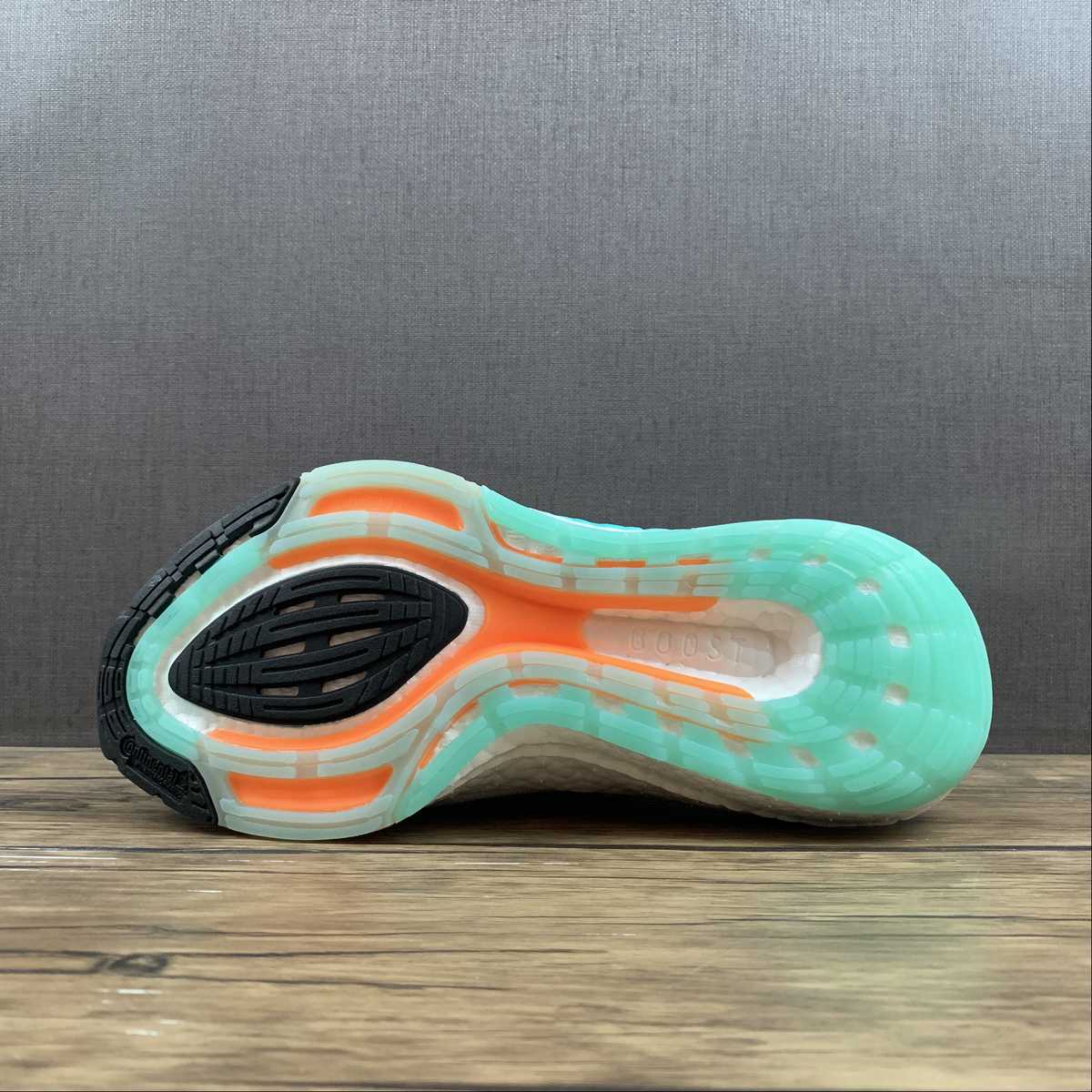 Adidas Ultraboost 22 - Branco/Verde/Laranja