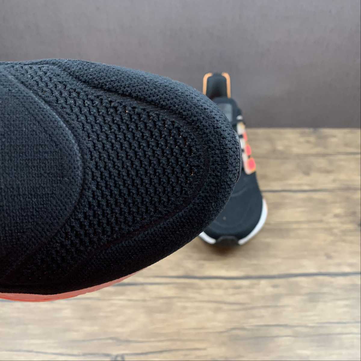 Adidas Ultraboost 22 - Preto/Laranja